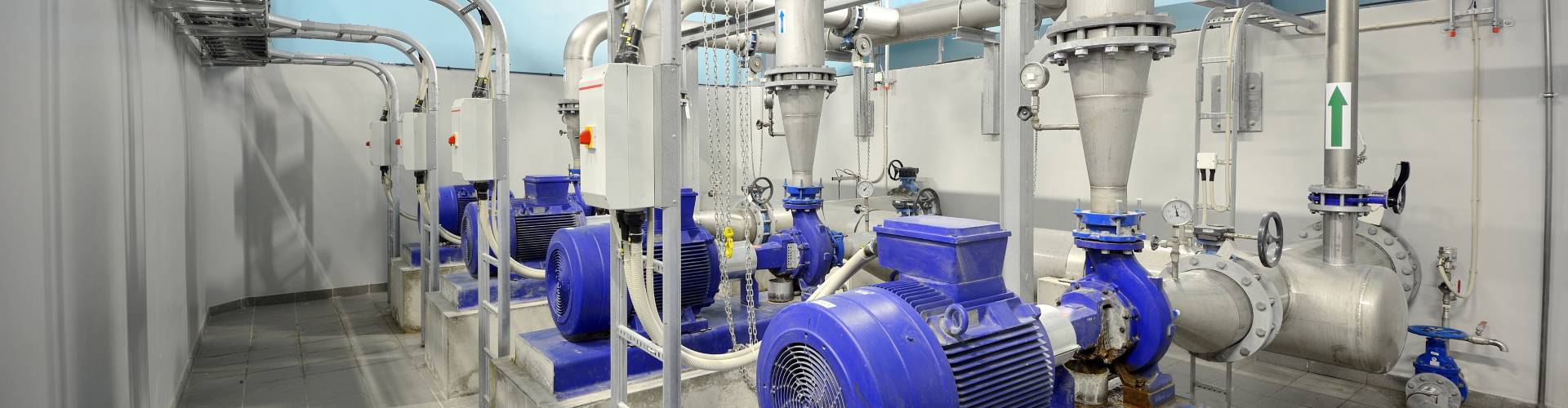 Główny obraz przedstawiający wykonawstwo z zakresu inwestycji wodno-kanalizacyjnych - instalacja pompowni kontenerowych, wymiana zestawów pompowych, montaż pomp i armatury, modernizacja systemów, wymiana rurociągów.