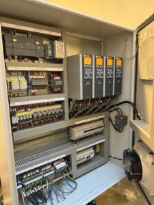 Wnętrze szafy sterowniczej zestawu hydroforowego AZH w modernizacji ZWiK z sterownikiem PLC Siemens S7-1200